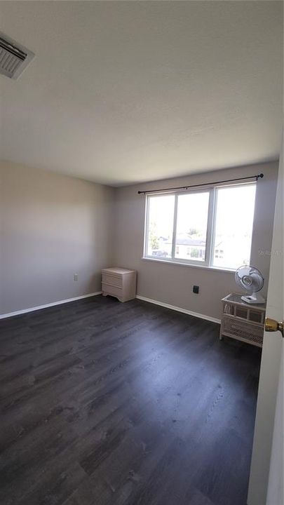 合同活跃: $1,300 (2 贝兹, 2 浴室, 960 平方英尺)