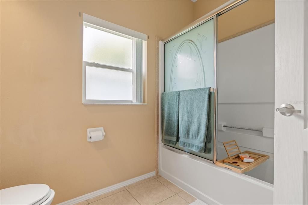 Под контрактом: $295,000 (3 спален, 2 ванн, 1910 Квадратных фут)