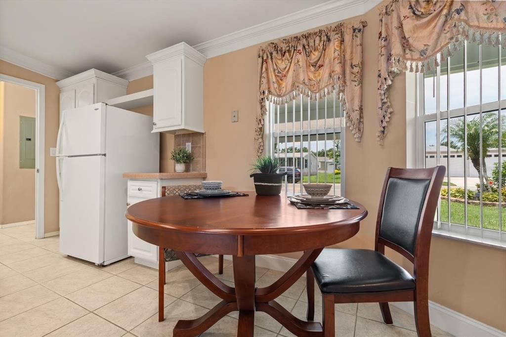 Под контрактом: $295,000 (3 спален, 2 ванн, 1910 Квадратных фут)