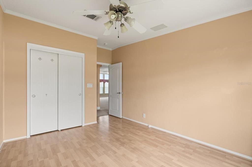 Под контрактом: $295,000 (3 спален, 2 ванн, 1910 Квадратных фут)