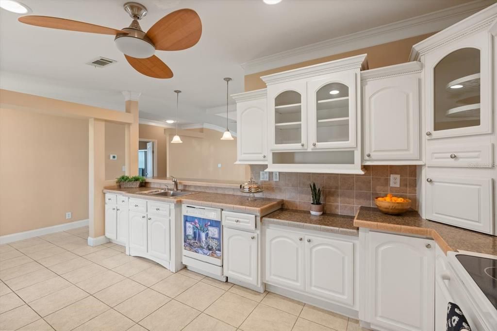 Под контрактом: $295,000 (3 спален, 2 ванн, 1910 Квадратных фут)