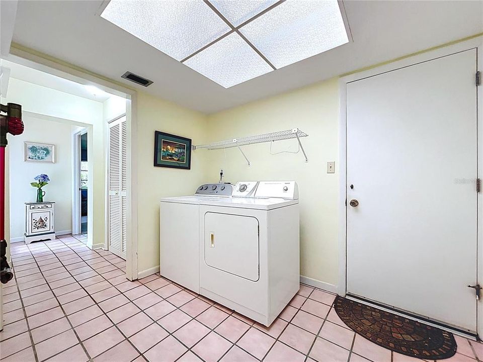 Active With Contract: $925,000 (5 beds, 4 baths, 2624 Square Feet)