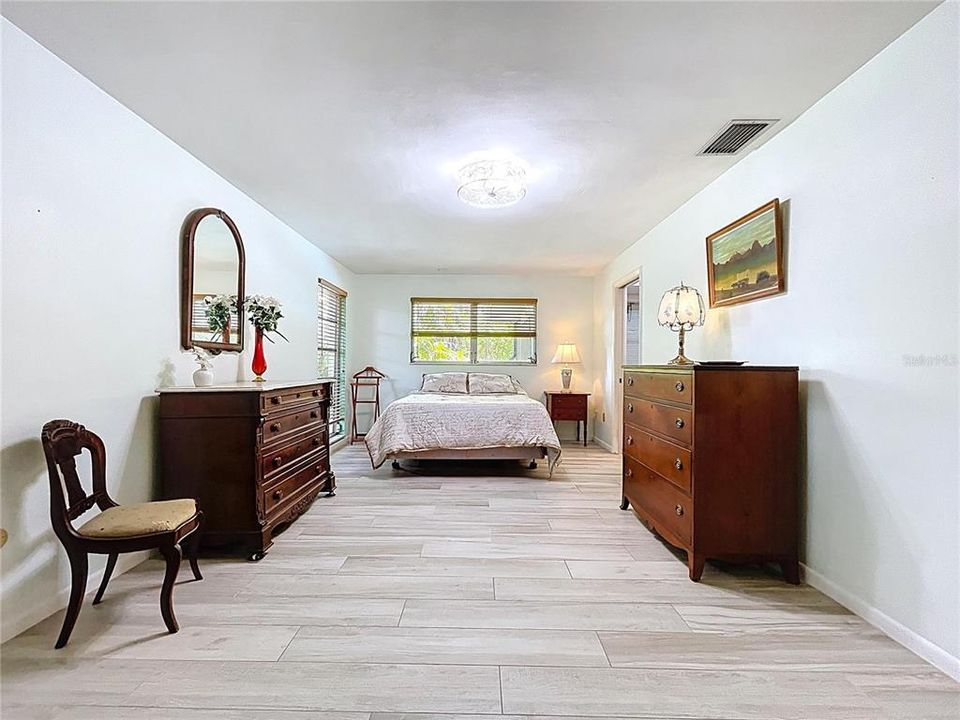 Active With Contract: $925,000 (5 beds, 4 baths, 2624 Square Feet)