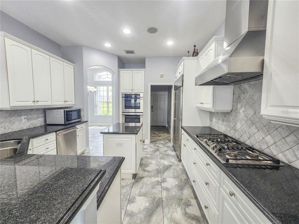 Activo con contrato: $850,000 (4 camas, 2 baños, 2661 Pies cuadrados)