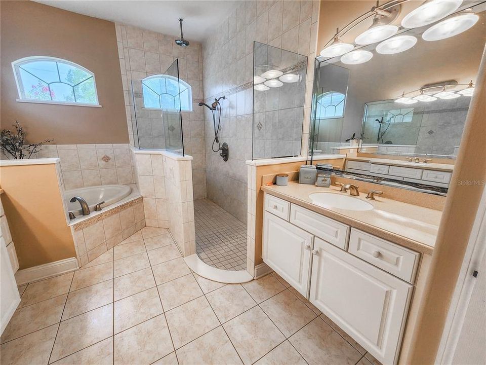 Activo con contrato: $850,000 (4 camas, 2 baños, 2661 Pies cuadrados)