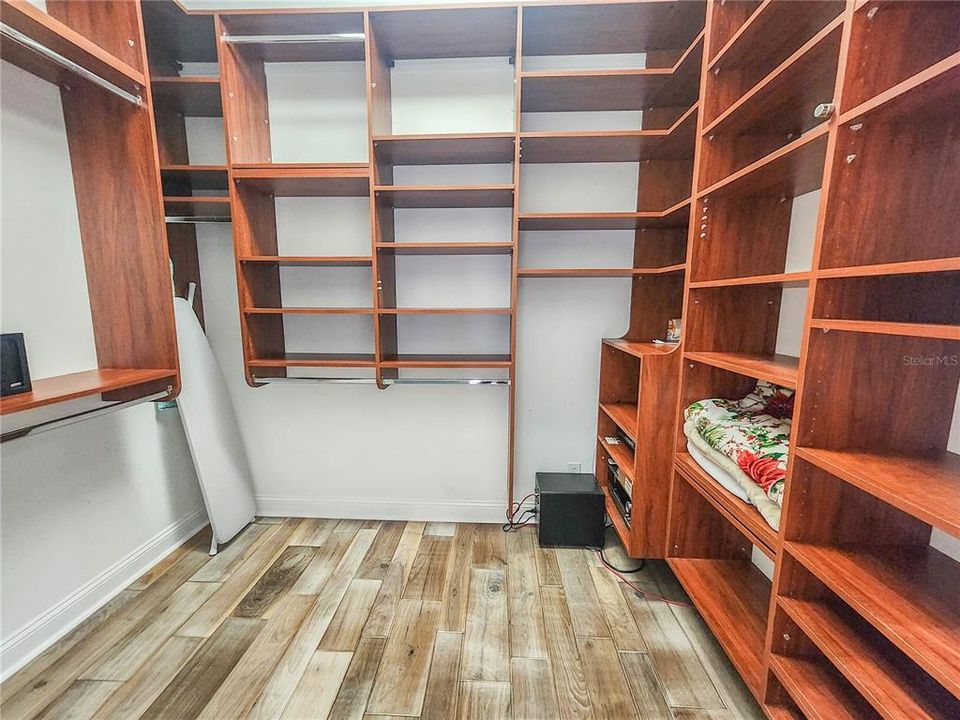 Activo con contrato: $850,000 (4 camas, 2 baños, 2661 Pies cuadrados)