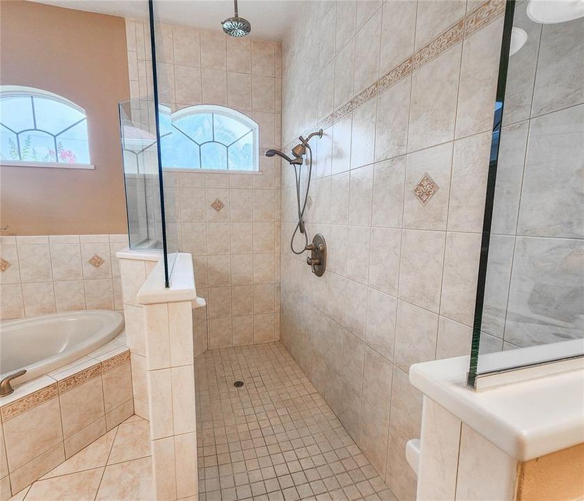 Activo con contrato: $850,000 (4 camas, 2 baños, 2661 Pies cuadrados)