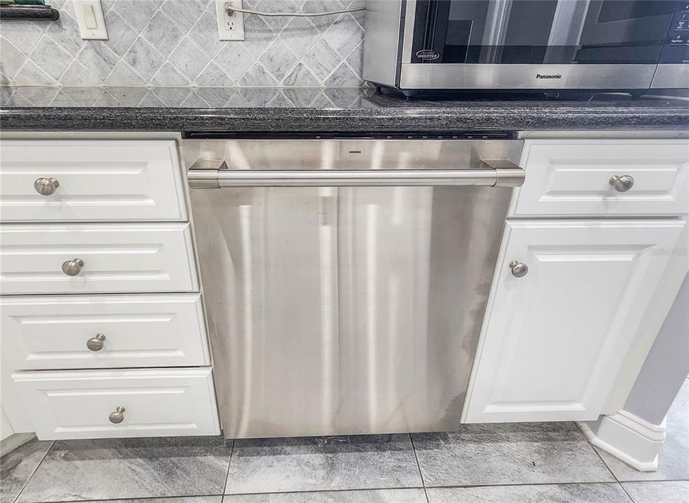 Activo con contrato: $850,000 (4 camas, 2 baños, 2661 Pies cuadrados)