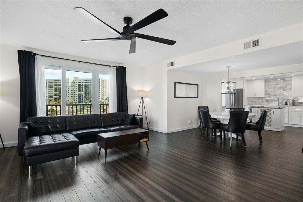 合同活跃: $699,000 (2 贝兹, 2 浴室, 1570 平方英尺)