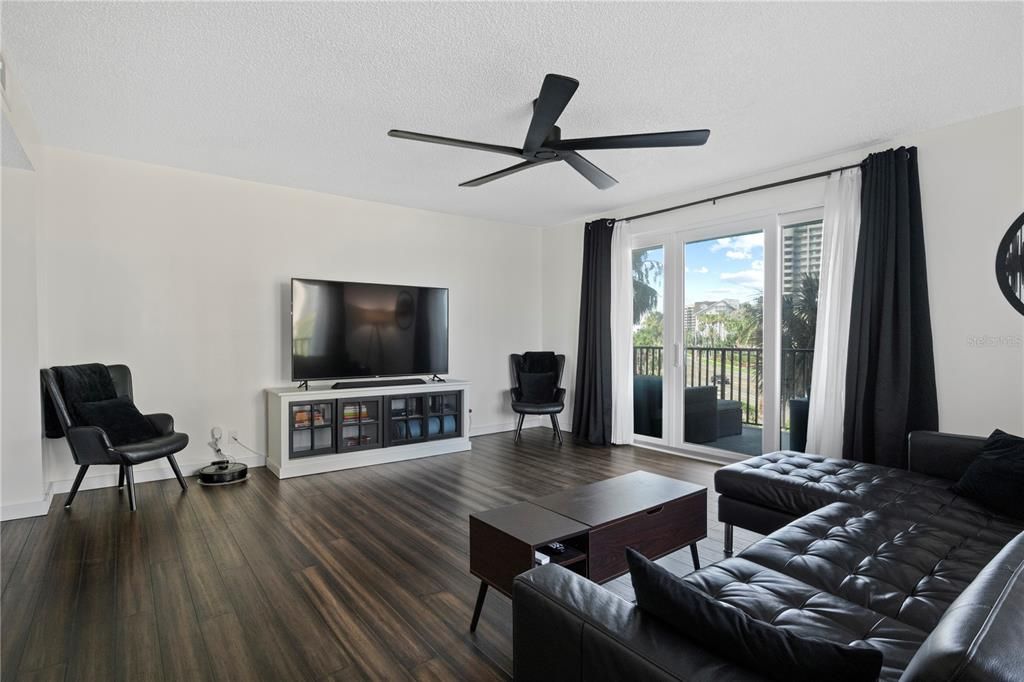 合同活跃: $699,000 (2 贝兹, 2 浴室, 1570 平方英尺)