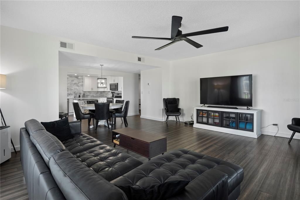 合同活跃: $699,000 (2 贝兹, 2 浴室, 1570 平方英尺)