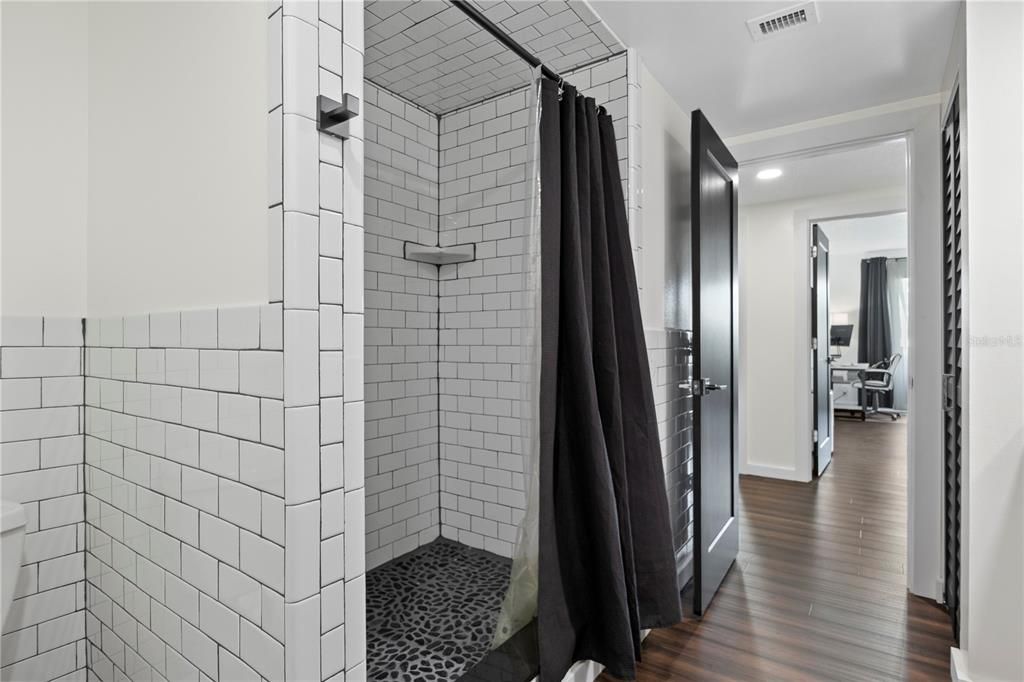 合同活跃: $699,000 (2 贝兹, 2 浴室, 1570 平方英尺)