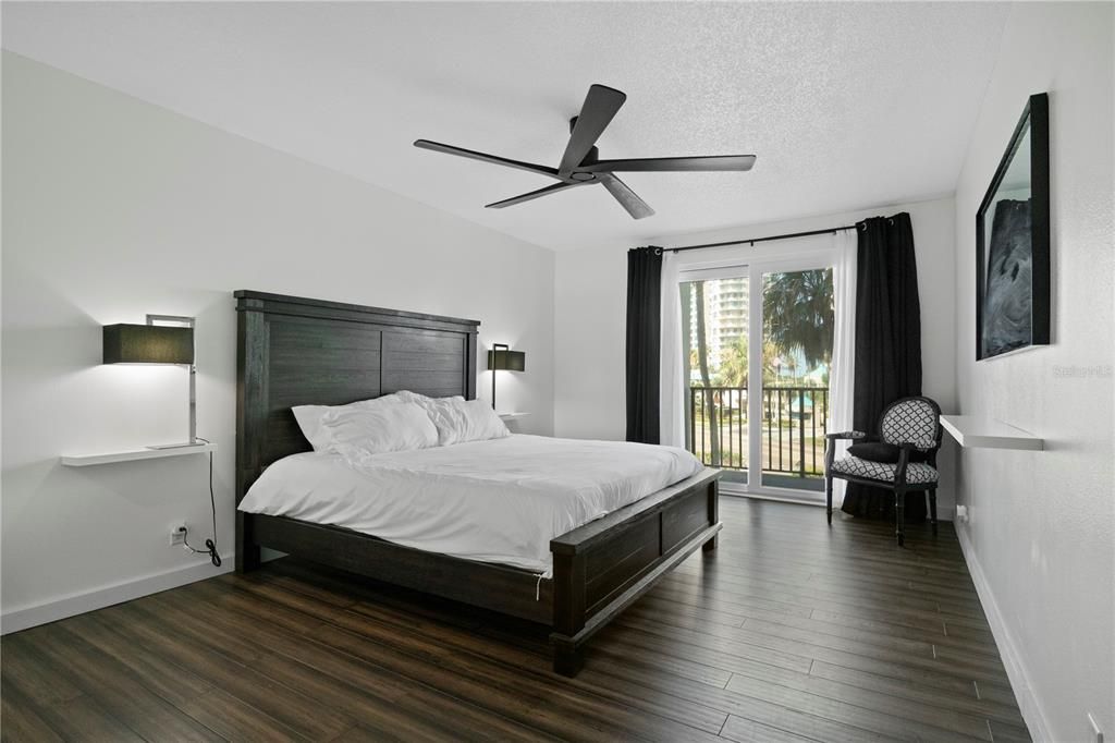 合同活跃: $699,000 (2 贝兹, 2 浴室, 1570 平方英尺)