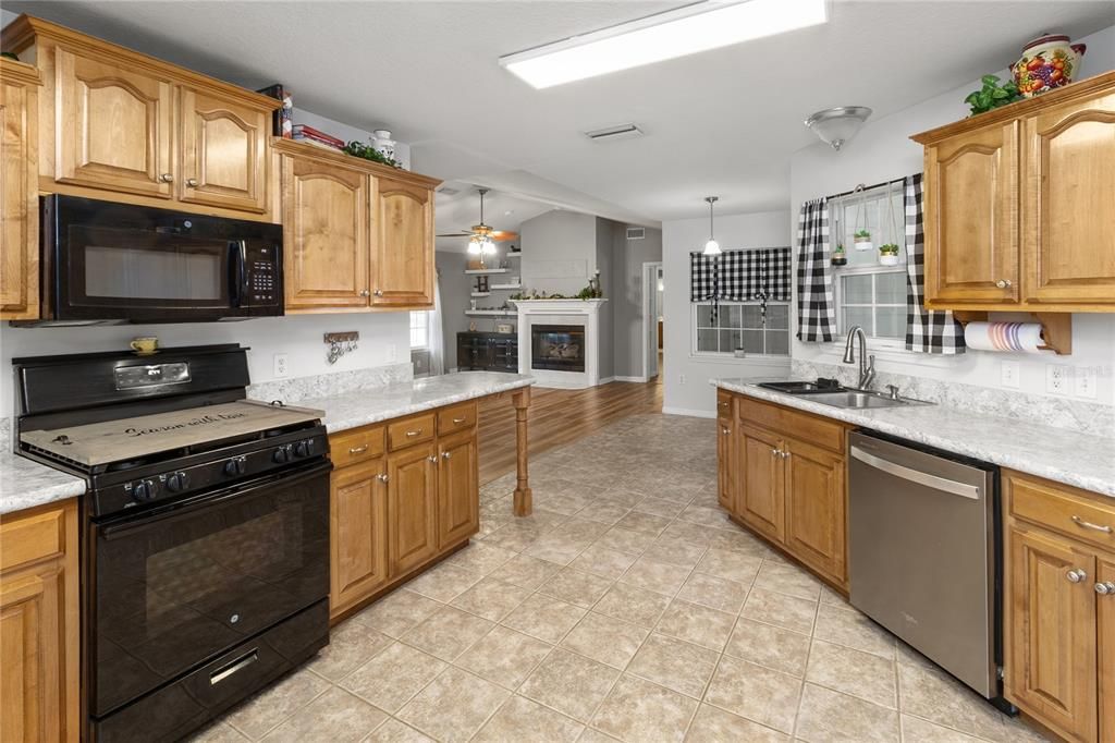 Active With Contract: $475,000 (5 beds, 4 baths, 3210 Square Feet)