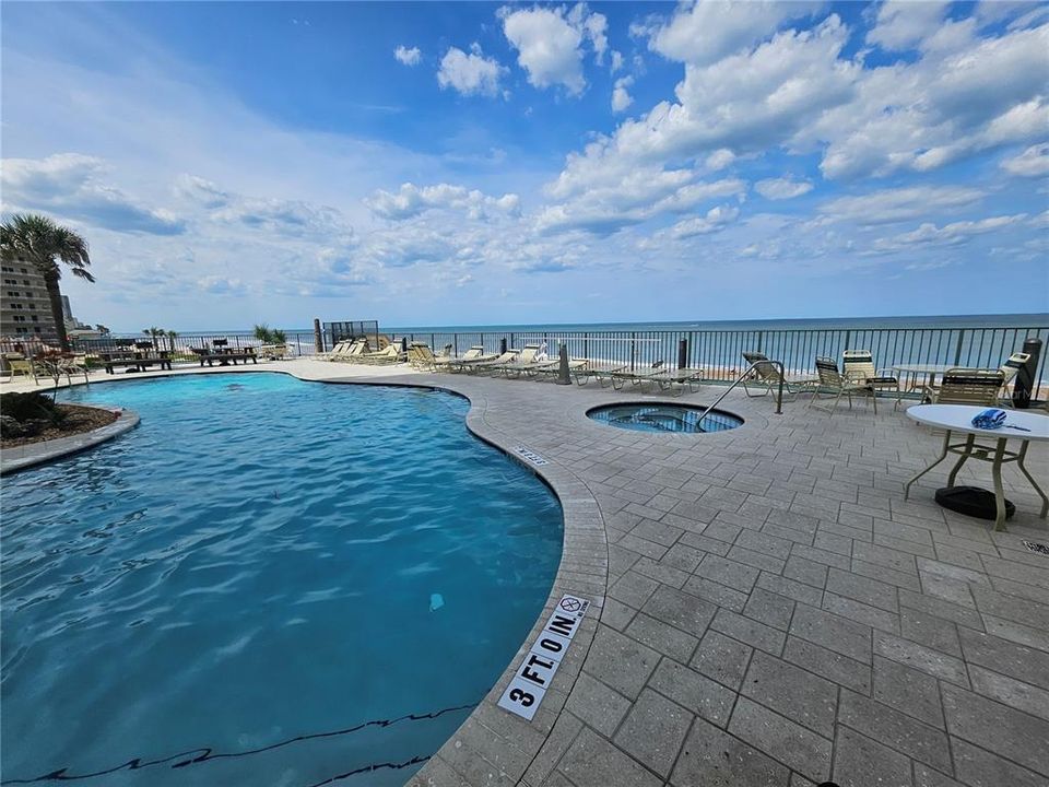 Active With Contract: $199,000 (1 beds, 1 baths, 600 Square Feet)