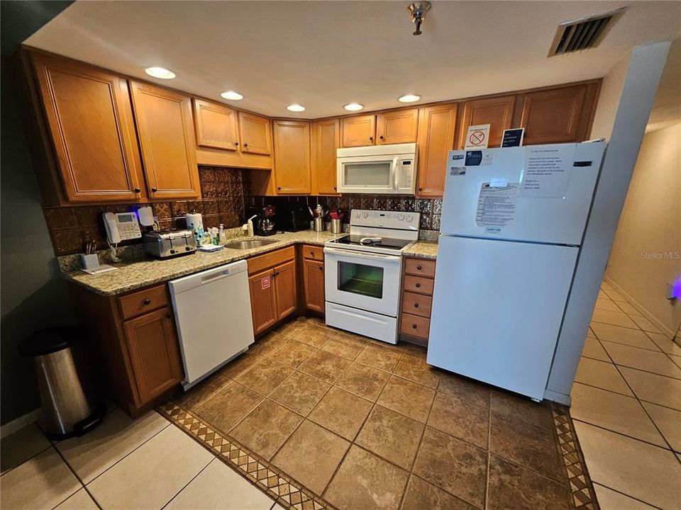 Active With Contract: $199,000 (1 beds, 1 baths, 600 Square Feet)