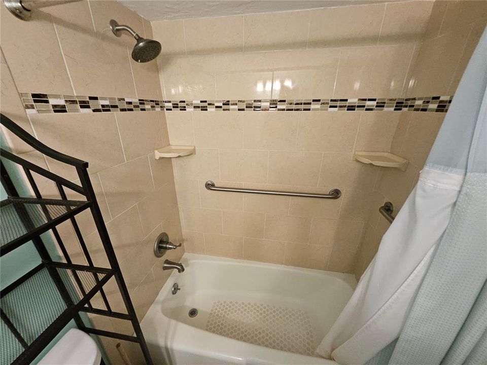 Active With Contract: $199,000 (1 beds, 1 baths, 600 Square Feet)