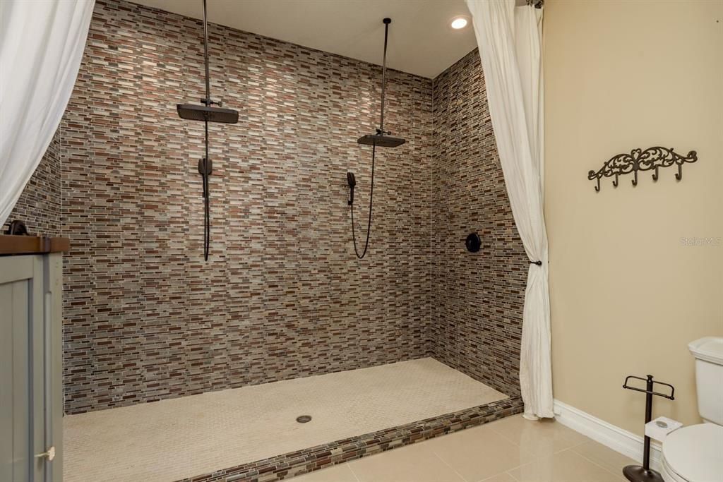 Activo con contrato: $899,900 (5 camas, 4 baños, 4006 Pies cuadrados)