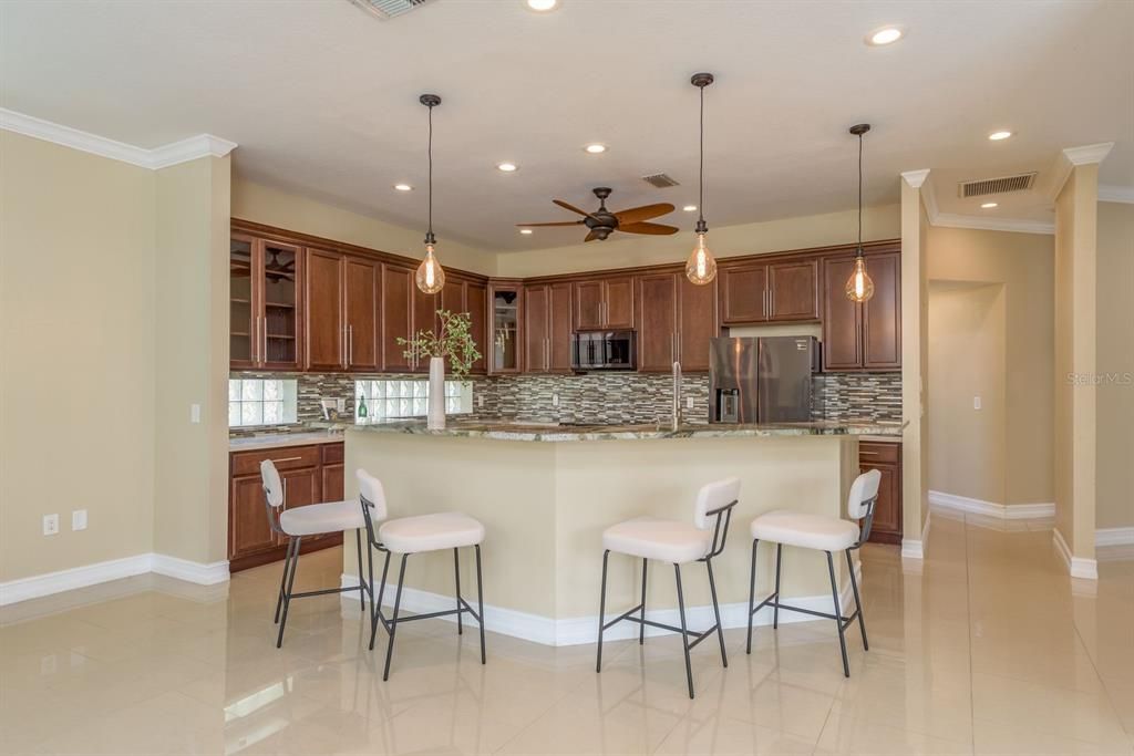 Activo con contrato: $899,900 (5 camas, 4 baños, 4006 Pies cuadrados)