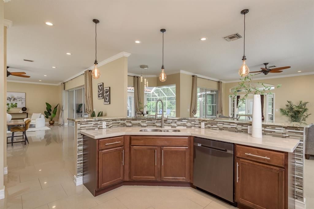 Activo con contrato: $899,900 (5 camas, 4 baños, 4006 Pies cuadrados)