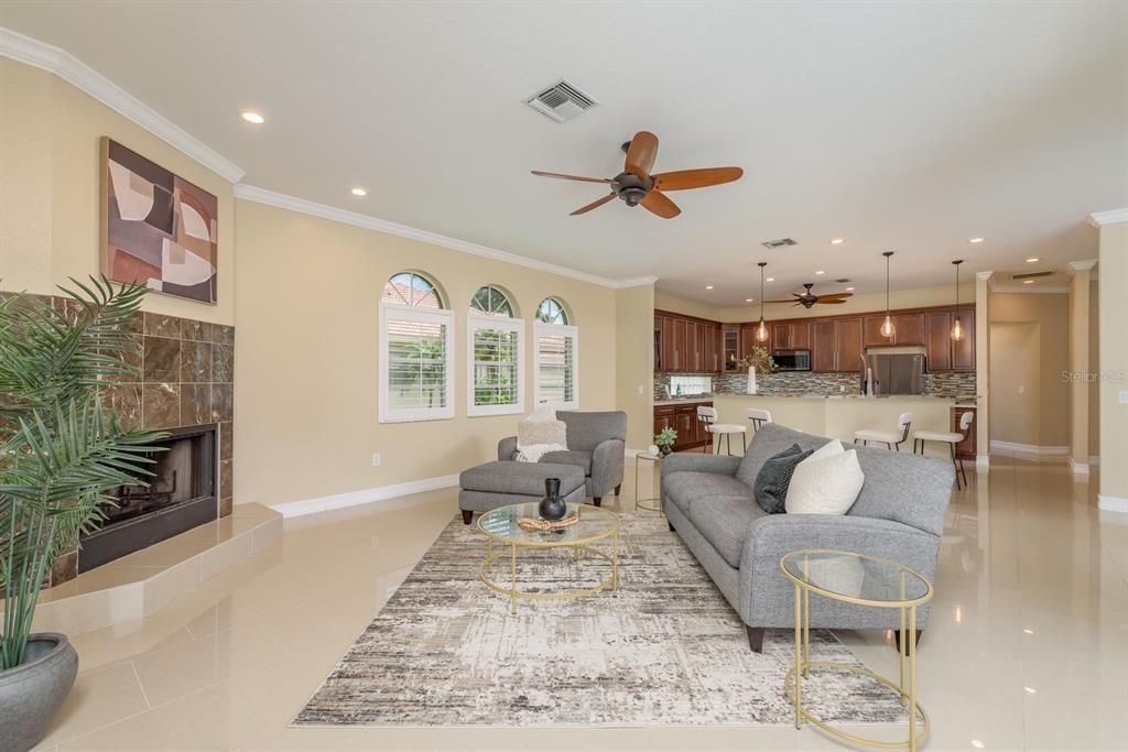 Activo con contrato: $899,900 (5 camas, 4 baños, 4006 Pies cuadrados)