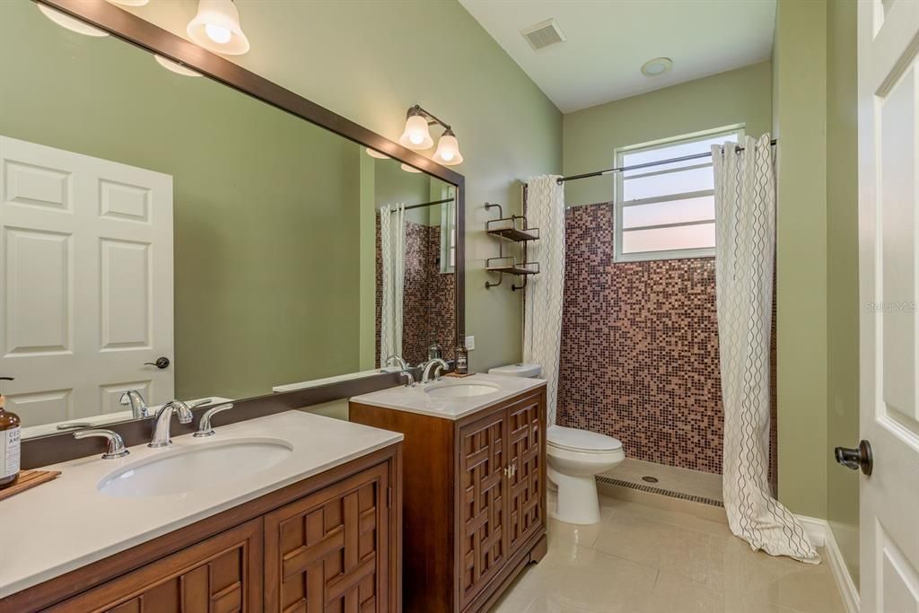 Activo con contrato: $899,900 (5 camas, 4 baños, 4006 Pies cuadrados)