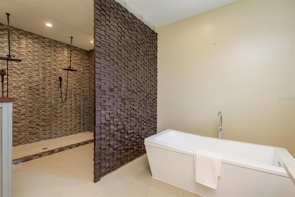 Activo con contrato: $899,900 (5 camas, 4 baños, 4006 Pies cuadrados)