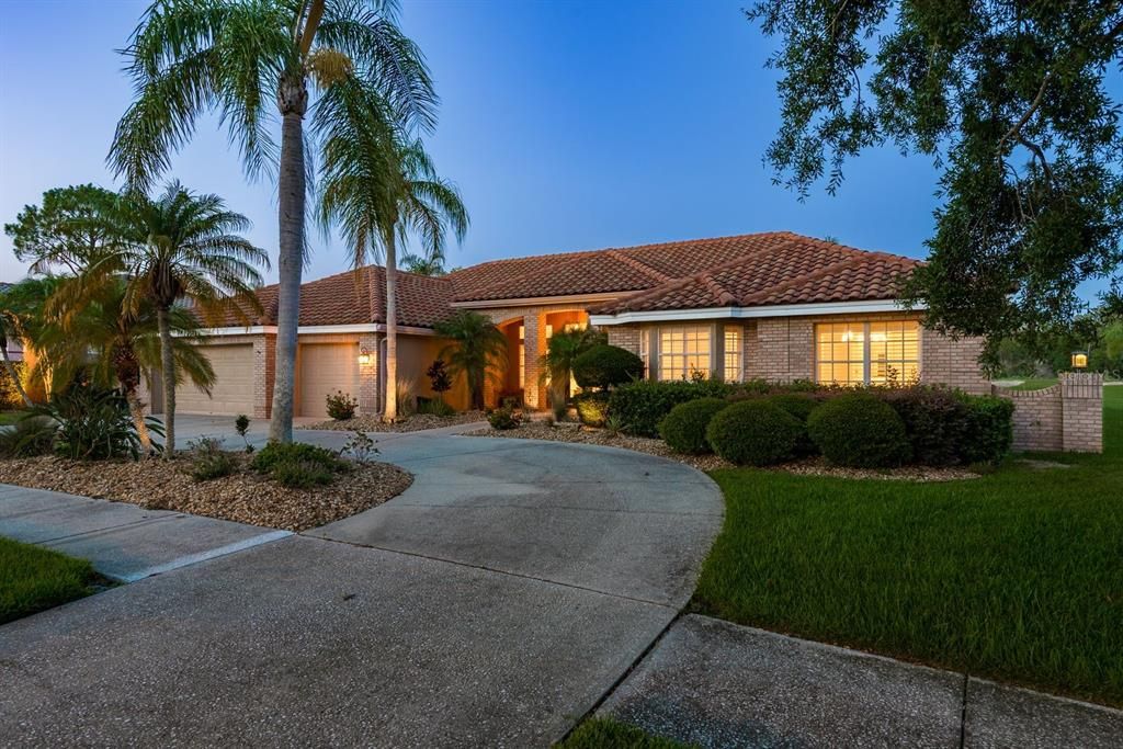 Activo con contrato: $899,900 (5 camas, 4 baños, 4006 Pies cuadrados)