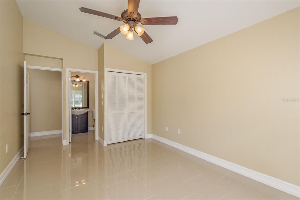 Activo con contrato: $899,900 (5 camas, 4 baños, 4006 Pies cuadrados)