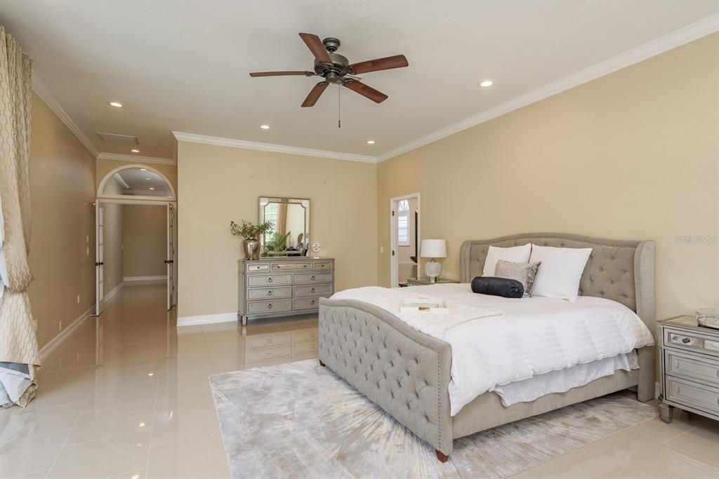 Activo con contrato: $899,900 (5 camas, 4 baños, 4006 Pies cuadrados)