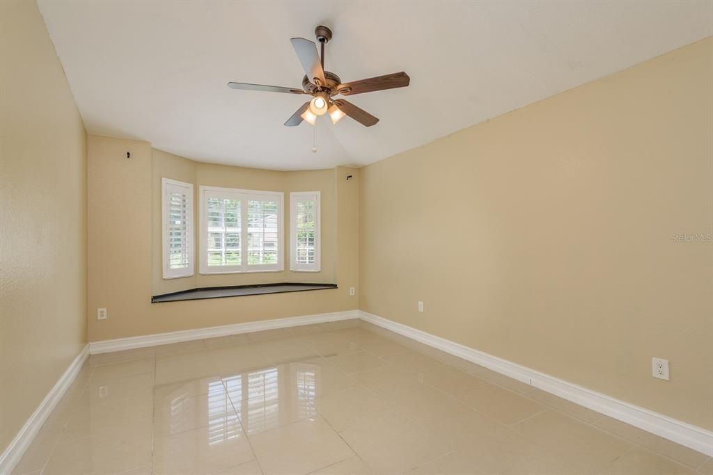 Activo con contrato: $899,900 (5 camas, 4 baños, 4006 Pies cuadrados)