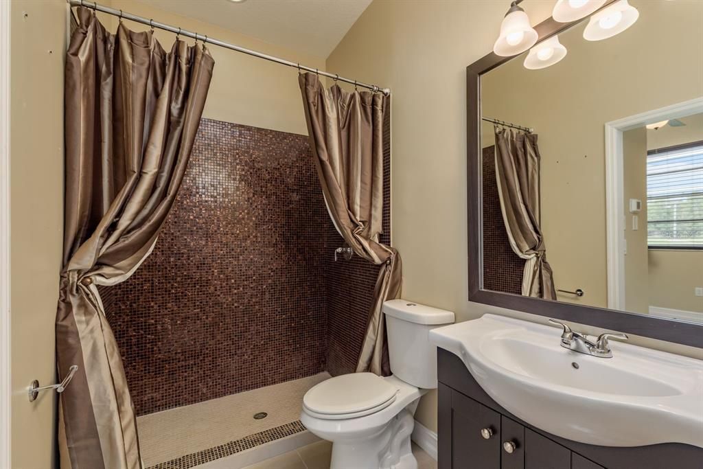 Activo con contrato: $899,900 (5 camas, 4 baños, 4006 Pies cuadrados)