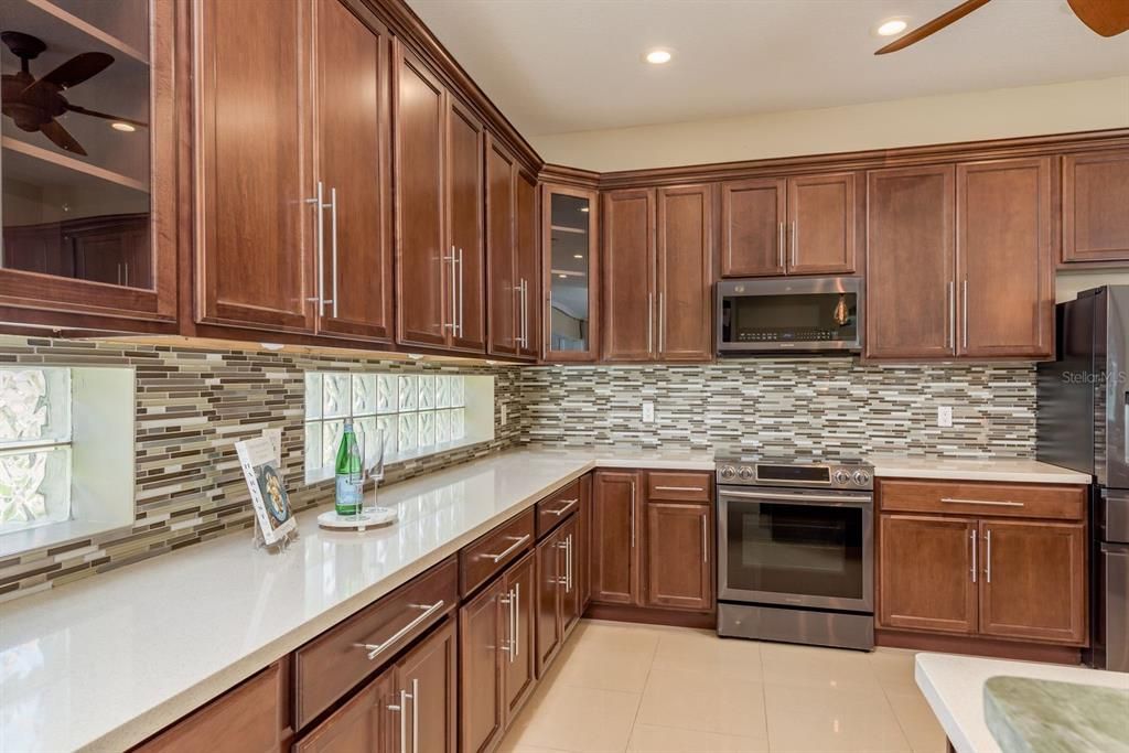 Activo con contrato: $899,900 (5 camas, 4 baños, 4006 Pies cuadrados)