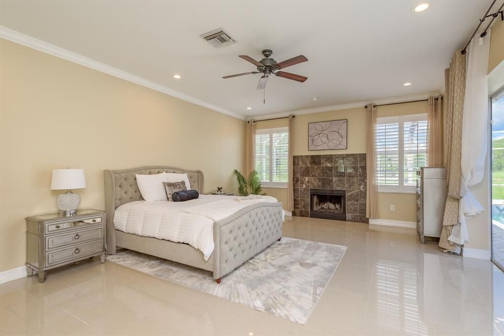 Activo con contrato: $899,900 (5 camas, 4 baños, 4006 Pies cuadrados)