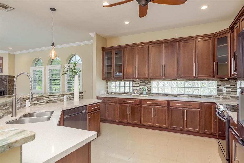 Activo con contrato: $899,900 (5 camas, 4 baños, 4006 Pies cuadrados)