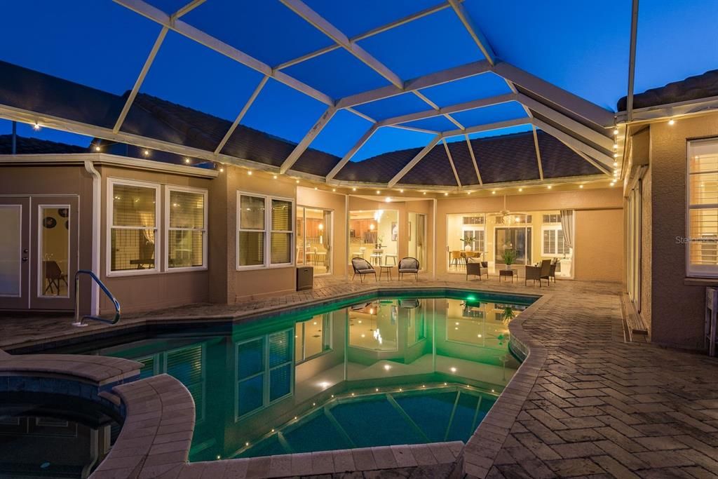 Activo con contrato: $899,900 (5 camas, 4 baños, 4006 Pies cuadrados)