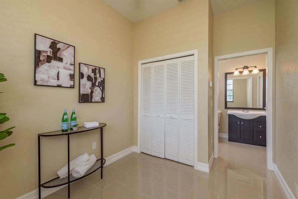 Activo con contrato: $899,900 (5 camas, 4 baños, 4006 Pies cuadrados)