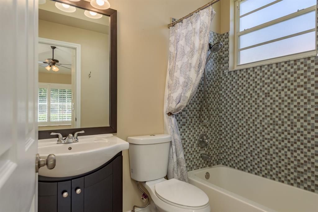 Activo con contrato: $899,900 (5 camas, 4 baños, 4006 Pies cuadrados)