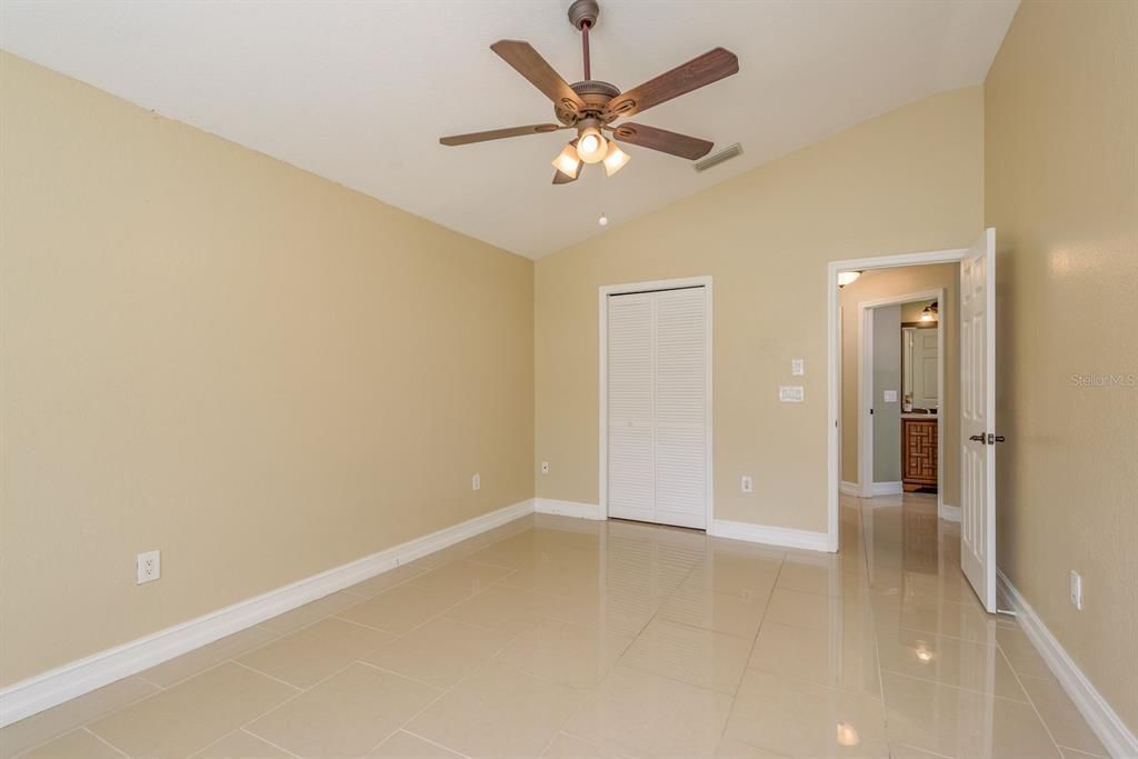 Activo con contrato: $899,900 (5 camas, 4 baños, 4006 Pies cuadrados)