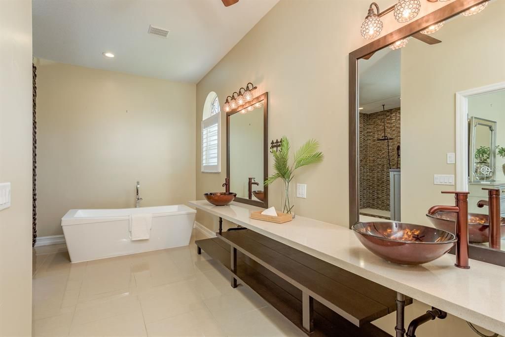 Activo con contrato: $899,900 (5 camas, 4 baños, 4006 Pies cuadrados)