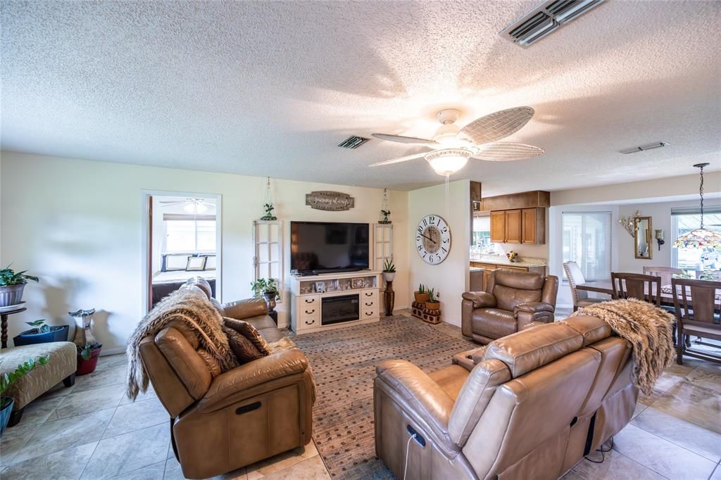 待售: $365,000 (4 贝兹, 2 浴室, 1764 平方英尺)