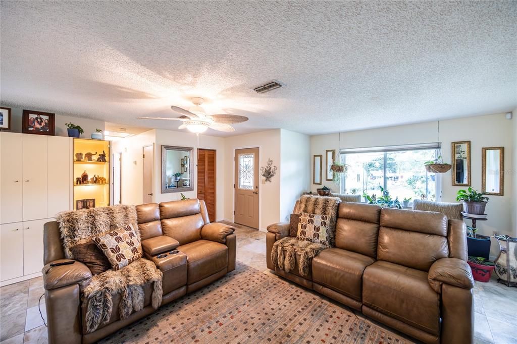 待售: $365,000 (4 贝兹, 2 浴室, 1764 平方英尺)