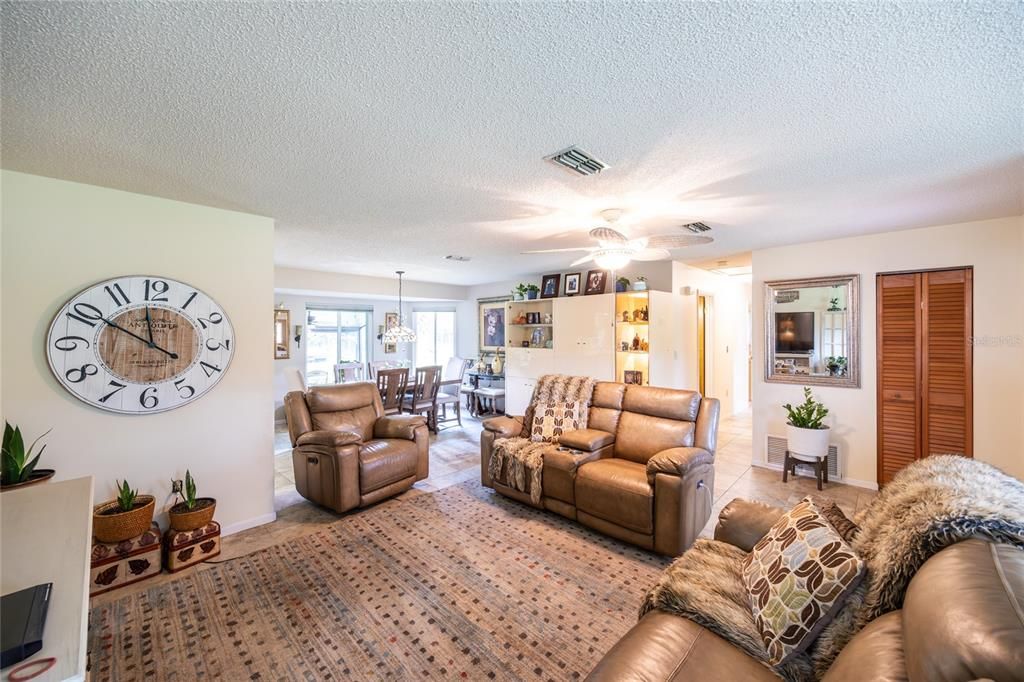 待售: $365,000 (4 贝兹, 2 浴室, 1764 平方英尺)