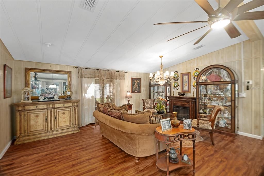 На продажу: $176,900 (2 спален, 2 ванн, 1442 Квадратных фут)