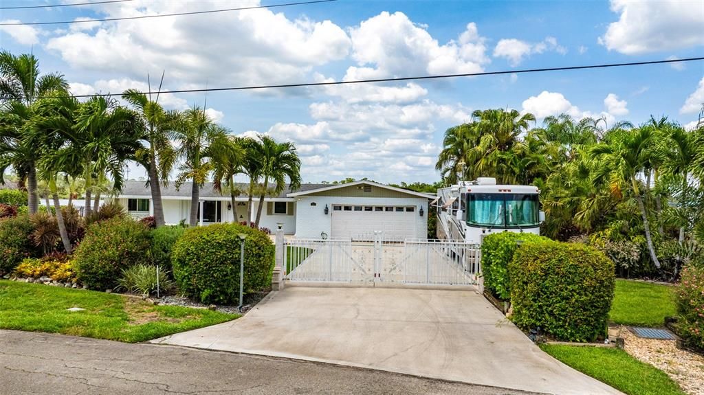 For Sale: $550,000 (3 beds, 3 baths, 2263 Square Feet)