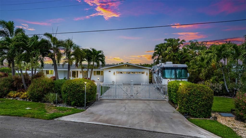 For Sale: $550,000 (3 beds, 3 baths, 2263 Square Feet)