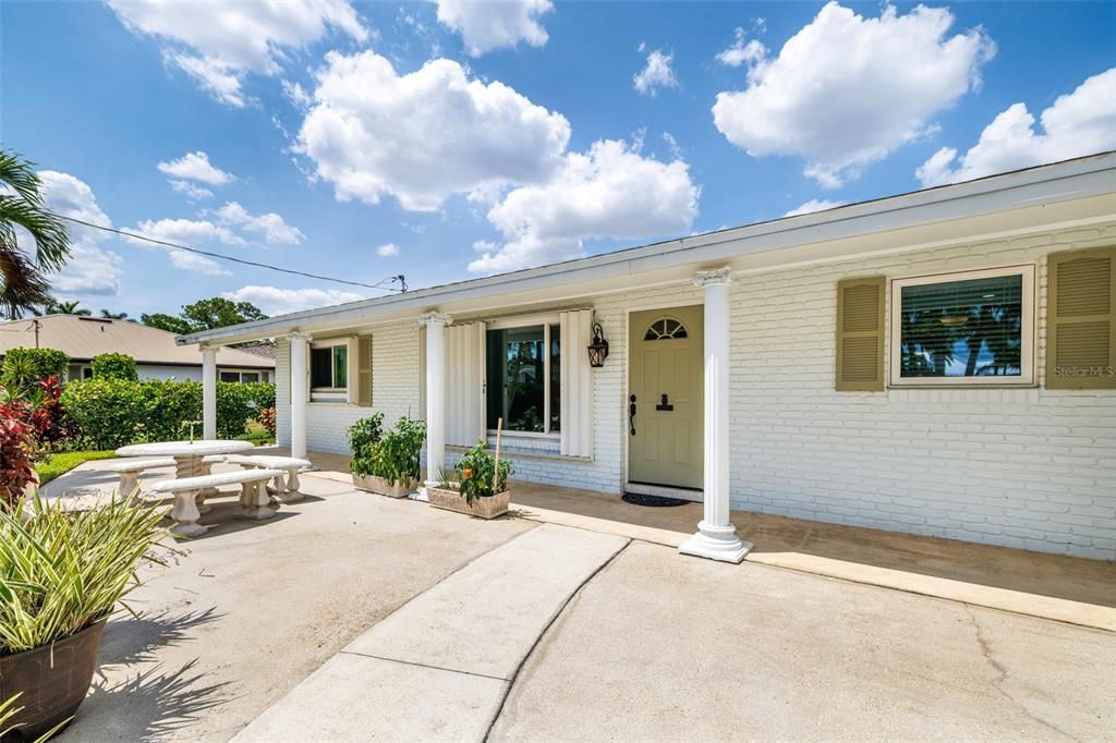 For Sale: $550,000 (3 beds, 3 baths, 2263 Square Feet)