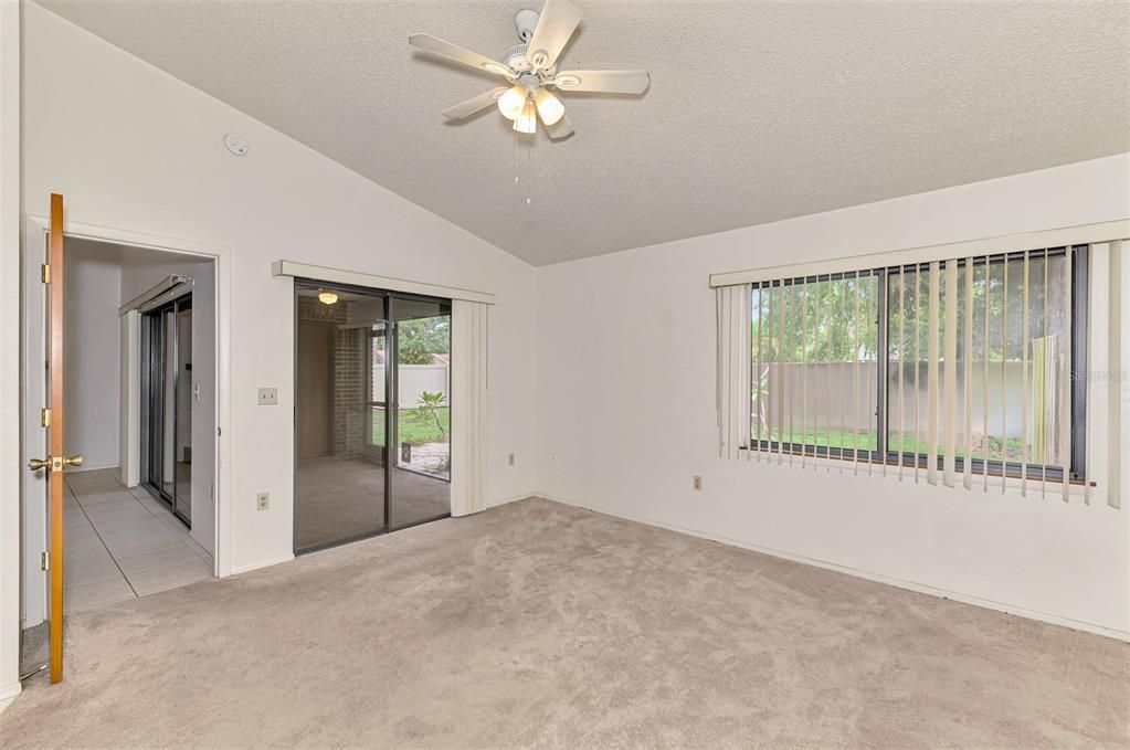 合同活跃: $150,000 (2 贝兹, 2 浴室, 1221 平方英尺)