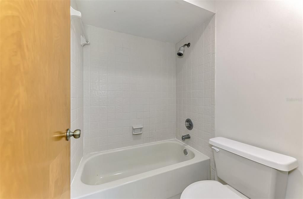 合同活跃: $150,000 (2 贝兹, 2 浴室, 1221 平方英尺)