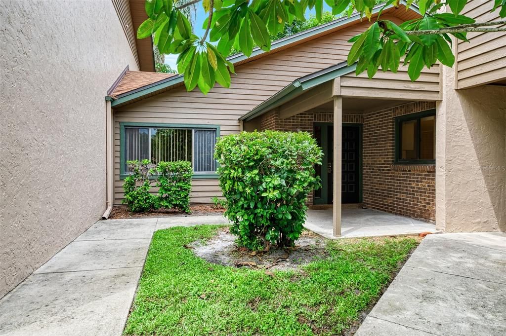 合同活跃: $150,000 (2 贝兹, 2 浴室, 1221 平方英尺)